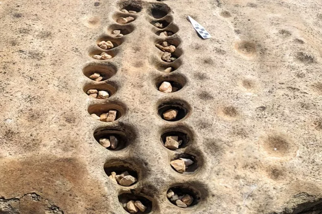 Papan Mancala atau congklak berusia ribuan tahun yang ditemukan di Kenya.  Foto: Verocina Waweru/Yale University