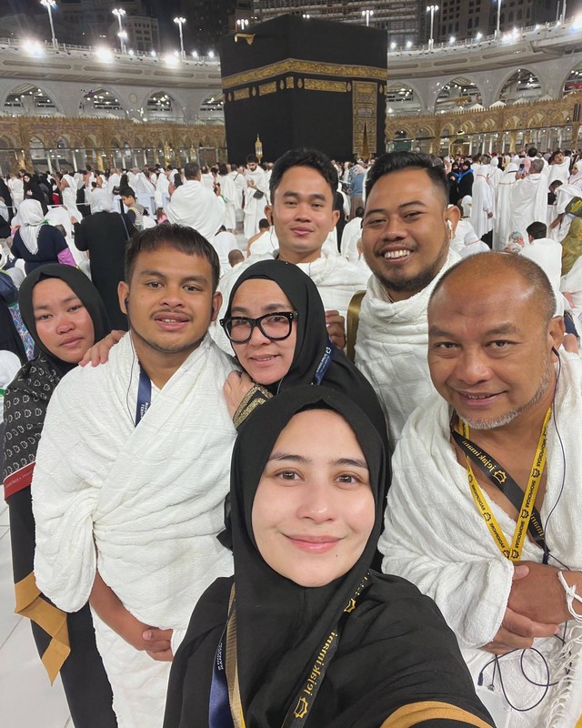 Prilly Latuconsina saat jalani ibadah umrah. Foto: Instagram/@prillylatuconsina96