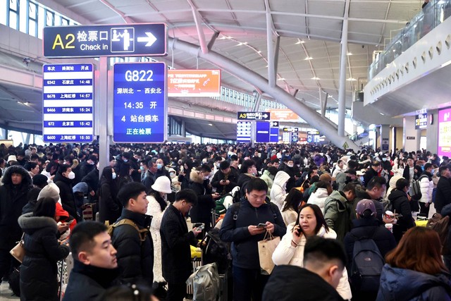 Wisatawan menunggu untuk naik kereta mereka di Stasiun Kereta Api Wuhan, selama kesibukan perjalanan Festival Musim Semi menjelang Tahun Baru Imlek, di Wuhan, provinsi Hubei, China, Senin (5/2/2024). Foto: cnsphoto via REUTERS