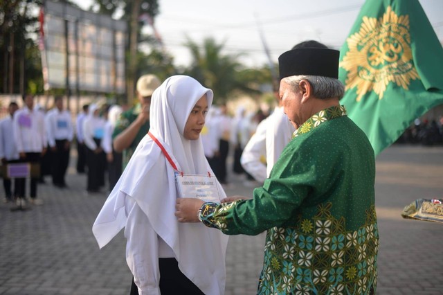 Rektor UMMAD Prof Dr. H.Sofyan Anif,M.Si menyematkan identitas kepada maba