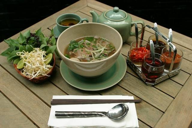 Bakso Legendaris di Bandung. Foto hanya ilustrasi, bukan tempat sebenarnya. Sumber: Unsplash/Lightscape