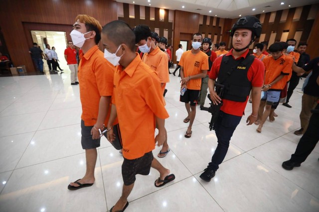 Petugas Polisi menghadirkan tersangka pada kegiatan konferensi pers pengungkapan tindak pidana Narkoba di Bareskrim Polri, Jakarta, Rabu (7/2/2024). Foto: Aditia Noviansyah/kumparan