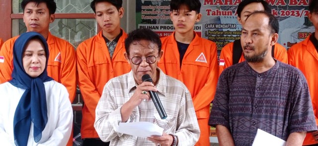 Rektor Universitas IBA Tarech Rasyid bersama pengurus IBA dan Mahasiswa saat menyeruhkan petisi menyikapi keadaan bangsa, Foto : Abdul Toriq/Urban Id