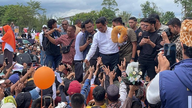 Capres nomor urut 01, Anies Baswedan, menyalami warga Sintang saat kampanye akbar di eks Lapter Susilo. Foto: Yusrizal/Hi!Pontianak