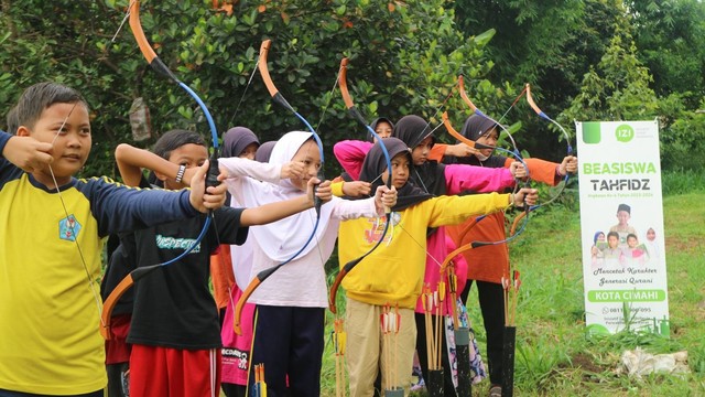 IZI Jawa Barat Adakan Kegiatan Olahraga Panah untuk Para Santri Beasiswa Tahfidz