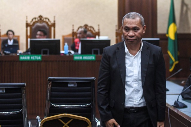 Terdakwa kasus dugaan perintangan penyidikan kasus korupsi Lukas Enembe, Stefanus Roy Rening berjalan usai mengikuti sidang pembacaan vonis di Pengadilan Tipikor, Jakarta, Rabu (7/2/2024). Foto: Muhammad Adimaja/ANTARA FOTO