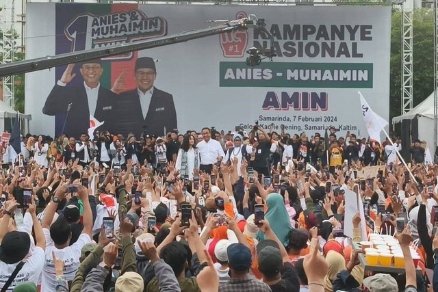 Capres nomor urut 01 Anies Baswedan menyapa para pendukungnya di GOR Kadrie Oening Sempaja, Samarinda, Kalimantan Timur, Rabu (7/2/2024). Foto: Fadhil Pramudya/kumparan
