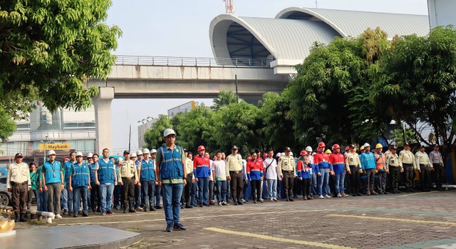 Apel peringatan Bulan K3 Nasional 2024 di Lapangan Upacara PLN UID S2JB. 