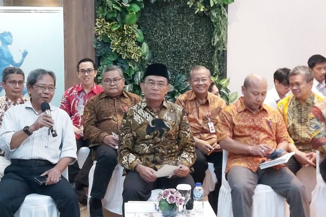Menko PMK Muhadjir Effendy (tengah) saat media briefing di Kemenko PMK, Jakarta, Rabu (7/2/2024). Foto: Nadia Riso/kumparan