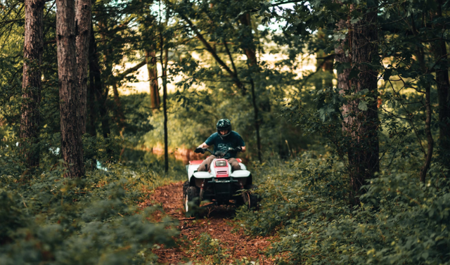 Tempat main atv di pangalengan. Foto hanya ilustrasi, bukan tempat sebenarnya. Sumber: Unsplash/Joshua Hanson