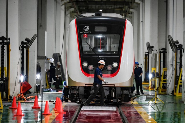 Sejumlah teknisi melakukan perawatan kereta LRT Jakarta di Depo LRT Jakarta, Pegangsaan Dua, Jakarta, Rabu (7/2/2024). Foto: Erlangga Bregas Prakoso/ANTARA FOTO