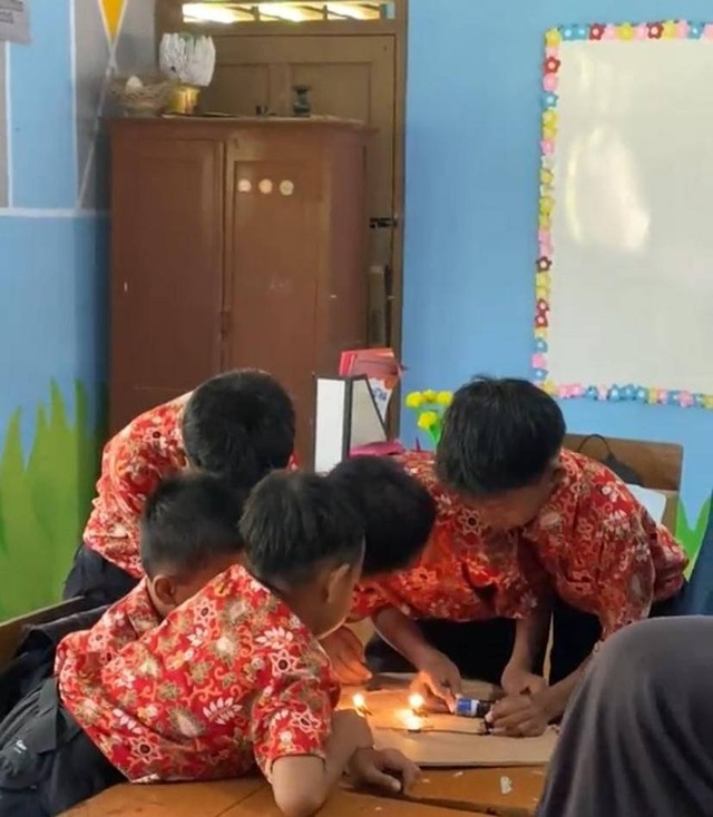 Siswa Membuat Rangkaian Listrik Seri - Paralel