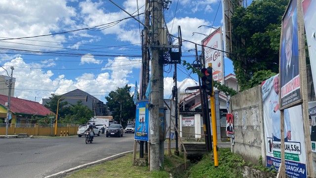 Alat peraga kampanye caleg yang sempat tutupi lampu lalu lintas di Jalan KH Ahmad Dahlan-Jalan Dokter Susilo, Pahoman, Teluk Betung Utara, telah ditertibkan. | Foto: Sinta Yuliana/Lampung Geh