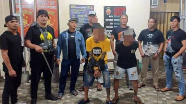 2 Pelaku penikaman remaja di Pasar Bahu Manado berhasil diamankan polisi bersama barang bukti senjata tajam. (foto: istimewa)