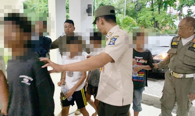 Anak-anak di bawah umur yang terjaring razia Satpol PP Surabaya. Foto: Dok. Satpol PP Surabaya