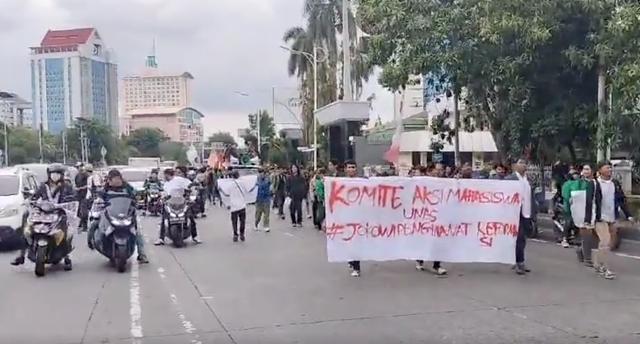 Massa Mahasiswa Longmarch Ke Arah Monas, Tuntut Pemakzulan Jokowi ...