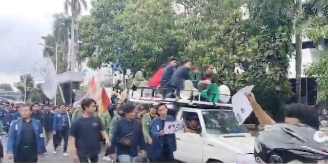 Mahasiswa longmarch dari Grogol menuju Monas menuntut pemakzulan Jokowi, Rabu (7/1/2024). Foto: Twitter/@TMCPoldaMetro