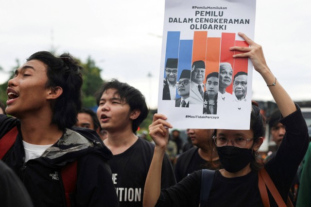 Sejumlah mahasiswa menggelar aksi unjuk rasa bertajuk 'Seruan Aksi 4 Tuntutan 10 Isu #TolakPemiluCurang' di Monas, Jakarta Pusat, Rabu (7/2/2024). Foto: Ajeng Dinar Ulfiana/REUTERS