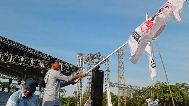 Momen cawapres nomor urut 02, Gibran Rakabuming Raka kibarkan bendera Projo dalam acara Konser Indonesia Maju, di Stadion Baharoeddin Siregar Lubuk Pakam, Deli Serdang, Rabu (7/2/2024). Foto: Zamachsyari/kumparan