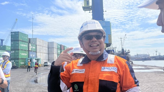 Direktur SDM SPMT Edi Priyanto dan Branch Manager (BM) Terminal Jamrud Nilam dan Mirah, Muh Junaedhy di Terminal Jamrud, Pelabuhan Tanjung Perak, Surabaya Jawa Timur pada Selasa (6/2). Widya Islamiati/kumparan