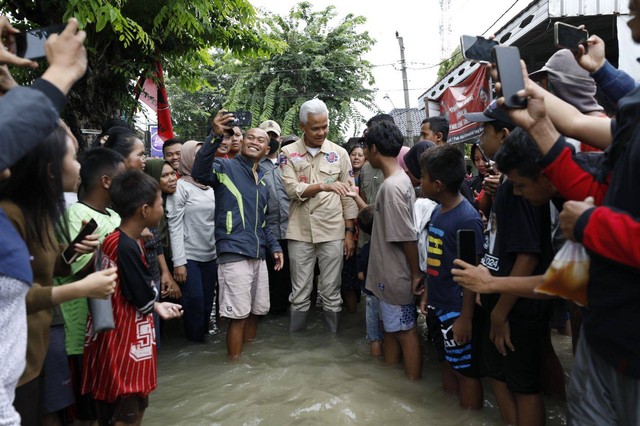 Capres 03, Ganjar Pranowo tinjau lokasi banjir bandang di Grobogan, Jawa Tengah, Rabu (7/2/2024). Foto: TPN Ganjar-Mahfud