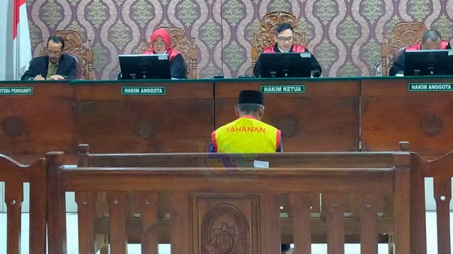 Suyatno (58), terdakwa pencurian ayam, saat jalani sidang di Pengadilan Negeri Bojonegoro. Rabu (07/02/2024) (Aset: Istimewa)