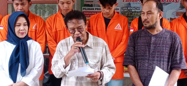 Rektor Universitas IBA Palembang bersama CIVITAS IBA Palembang, Foto : Abdul Toriq/Urban Id