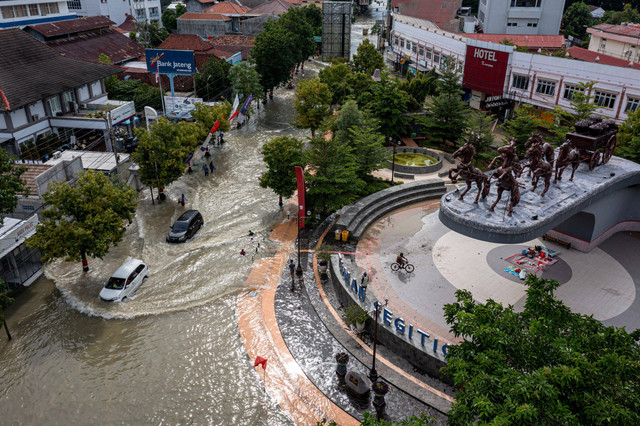 Foto udara kondisi banjir yang menggenangi kawasan Taman Segitiga Emas di Kecamatan Purwodadi, Kabupaten Grobogan, Jawa Tengah, Rabu (7/2/2024). Foto: Aji Styawan/ANTARA FOTO