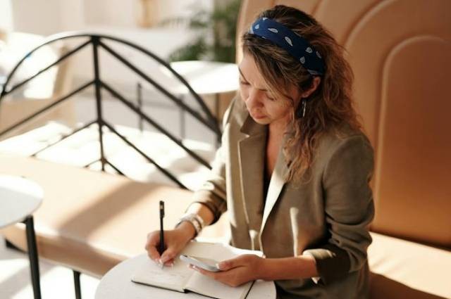 Ilustrasi cara menjadi wanita high class, sumber foto: Marcus Aurelius by pexels.com