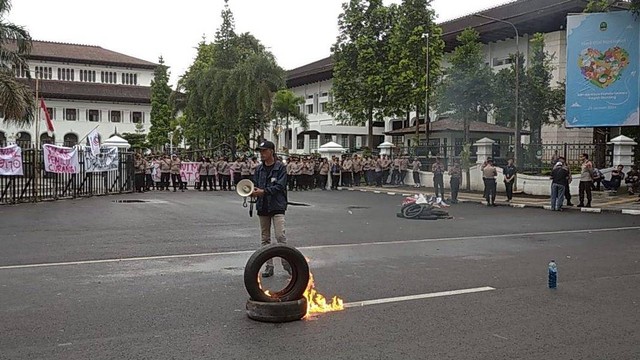 Demo mahasiswa dan elemen masyarakat di depan Gedung Sate, Kota Bandung, pada Rabu (7/2/2024). Foto: Dok. Istimewa