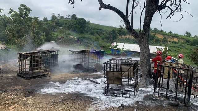 Petugas saat memadamkan api kebakaran rumah pengolahan minyak di Sumur Tua di Desa Wonocolo, Kecamatan Kedewan, Kabupaten Bojonegoro. Rabu (07/02/2024). (Aset: Istimewa)