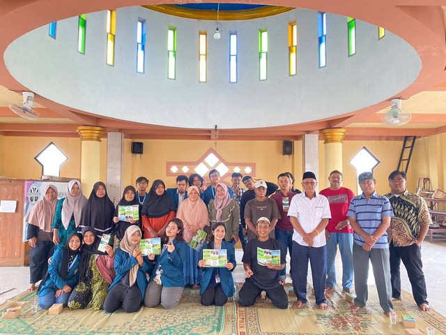 Foto bersama warga Dukuh Bendo pada pelaksanaan penyuluhan pemilahan dan pengolahan sampah