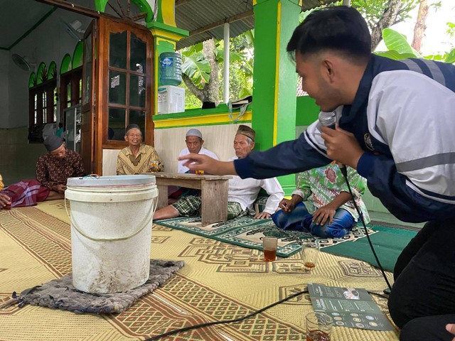 Pelaksanaan Sosialisasi Pembuatan POC kepada masyarakat Desa Tanon (02/02/2024)