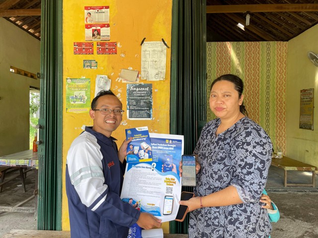 Edukasi dan Pembuatan Akun Buku Warung di perangkat elektronik pemilik warung, disertai dengan pemberian poster dan buku saku yang berisikan turtorial penggunaan Aplikasi Buku Warung pada hari sabtu (27/01/2024). (Sumber Foto:Dokumentasi Pribadi)