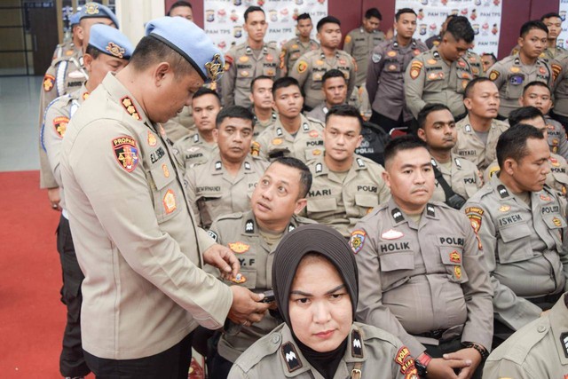 Propam Polda Riau memeriksa ponsel 943 personel.  Foto: Dok. Istimewa