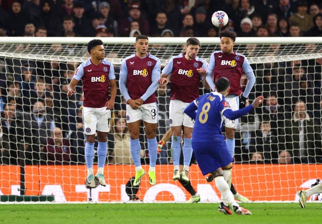 Tendangan bebas (free kick) Enzo Fernandez saat Aston Villa vs Chelsea dalam laga ronde keempat Piala FA 2023/24 di Stadion Villa Park pada Kamis (8/2/2024) dini hari WIB. Foto: REUTERS/Carl Recine