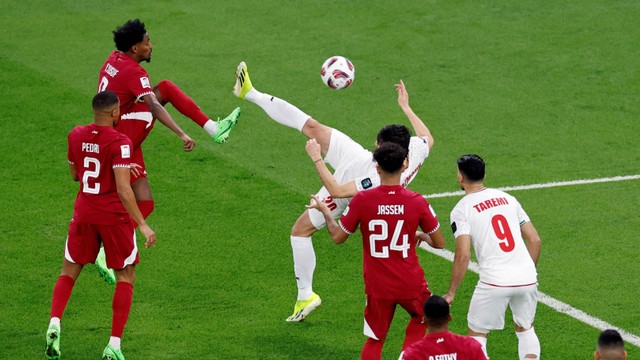 Detik-detik Sardar Azmoun cetak gol salto saat Iran vs Qatar dalam laga semifinal Piala Asia di Al Thumama Stadium, Doha, pada 8 Februari 2024. Foto: REUTERS/Thaier Al-Sudani