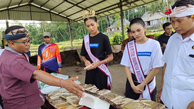 Putri Indonesia Bali menerima penjelasan dari prajuru Desa Keliki, Ubud - IST