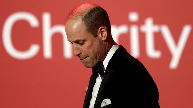 Pangeran William menyampaikan pidato pada Makan Malam Gala Ambulans Amal London di The OWO, di pusat kota London, Inggris, Rabu (7/2/2024). Foto: Daniel Leal/Pool via REUTERS