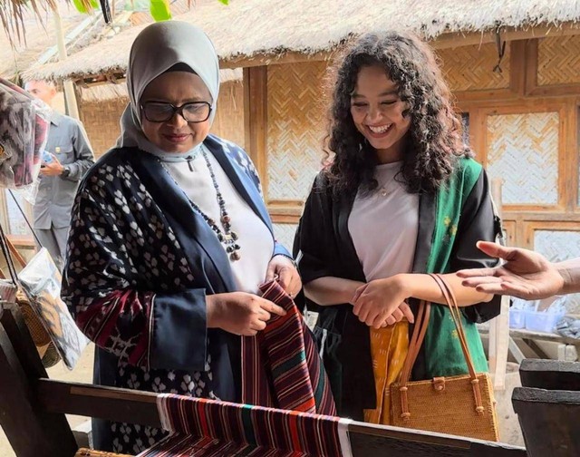 Istri Anies Baswedan Fery Farhati bersama putri sulungnya Mutiara Baswedan berkunjung ke Desa Adat Sade di Rembitan, Kecamatan Pujut, Lombok Tengah, Selasa (6/2/2024). Foto: Dok. Istimewa