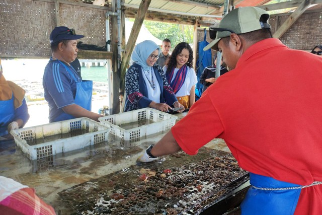 Istri capres nomor urut 01 Anies Baswedan, Fery Farhati, bersama putri sulungnya, Mutiara Annisa Baswedan belajar proses budidaya mutiara air laut di Autore Pearl Farm & Showroom, Lombok, NTB, Selasa (6/2/2024). Foto: Dok. Istimewa