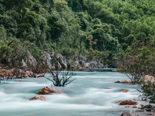 Ilustrasi Air Terjun Leke Leke (Foto hanya ilustrasi, bukan tempat sebenarnya) Sumber: unsplash.com/ Van Space