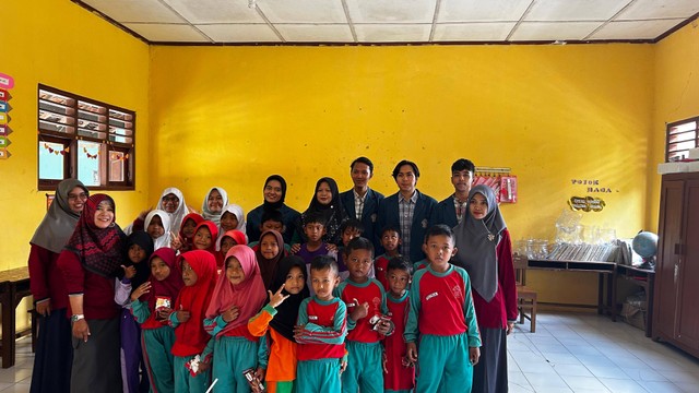 Foto bersama dengan guru dan siswa SDN Pengkol 1
