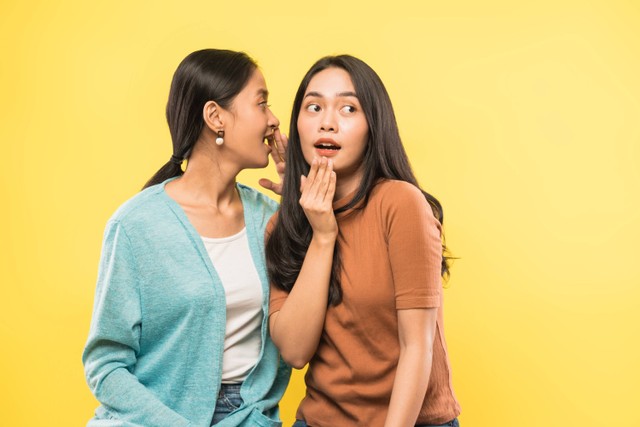 Ilustrasi perempuan sedang berbisik. Foto: Odua Images/Shutterstock