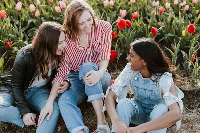 Ilustrasi cara membuat orang introvert bercerita. Foto: Priscilla Du Preez 🇨🇦/Unsplash