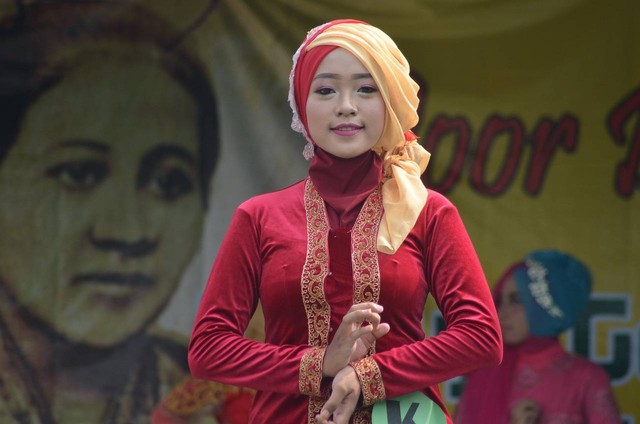 Ilustrasi untuk Pakaian Adat Jawa Barat adalah. Sumber: Pixabay/Rosemtara