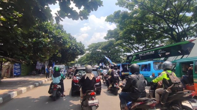 Kemacetan di jalan menuju Stadion Gelora Bandung Lautan Api (GBLA), Kota Bandung, jelang kampanye Paslon nomor urut 02 Prabowo-Gibran pada Kamis (8/2/2024). Foto: Rachmadi Rasyad/kumparan