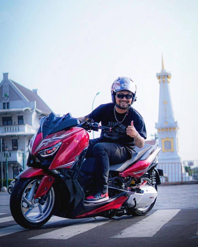 Hanifan di atas XMAX tunggannya berfoti=o di depan Tugu Jogja. Foto: Dok. Pribadi