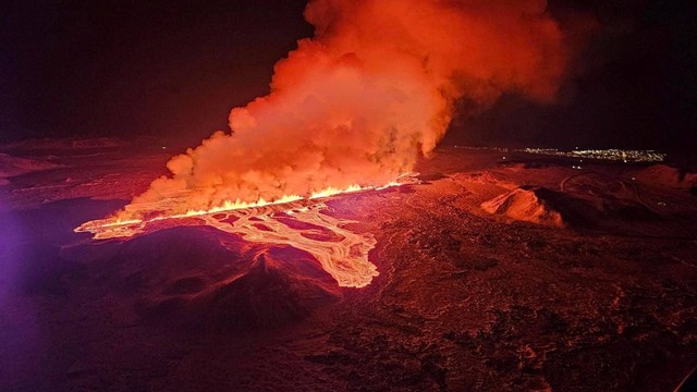 Gunung berapi memuntahkan lava dan asap saat meletus di Semenanjung Reykjanes, Islandia, Kamis (8/2/2024). Foto: Iceland Civil Protection/Handout via REUTERS