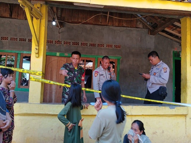 Polisi dan TNI saat melakukan olah TKP di rumah gadis tersebut. (ist)